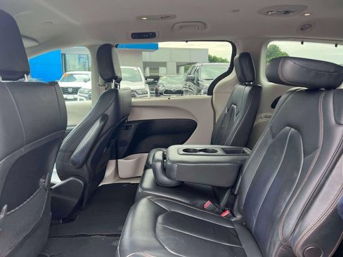 Used 2017 Chrysler Pacifica Touring-L FWD image 12