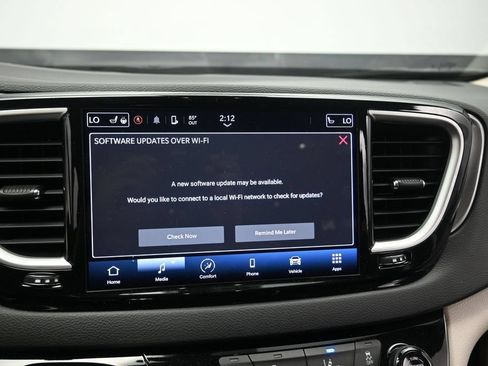 Used 2024 Chrysler Pacifica Touring-L FWD image 10