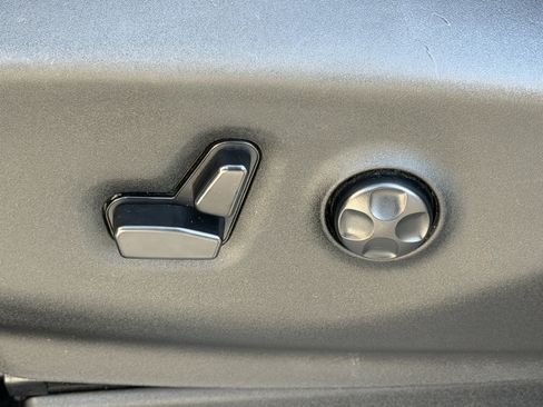 Used 2017 Chrysler Pacifica Touring-L image 12