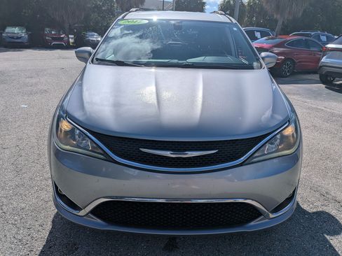 Used 2017 Chrysler Pacifica Touring-L w/ Tire & Wheel Group FWD image 9