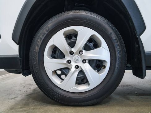 Certified 2022 Toyota RAV4 LE AWD/4WD image 11