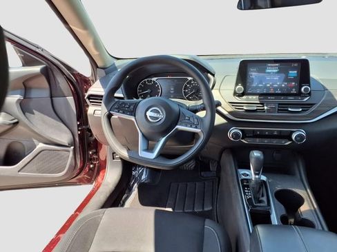 Used 2025 Nissan Altima 2.5 SV FWD image 14
