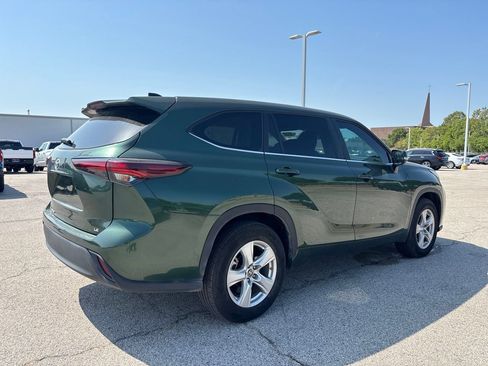 Used 2024 Toyota Highlander LE FWD image 4