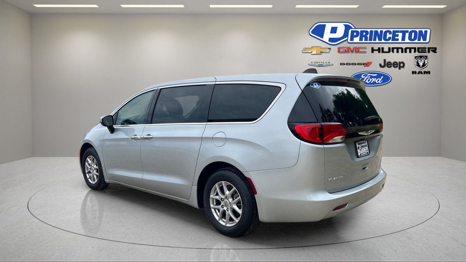 Used 2023 Chrysler Voyager LX FWD image 5