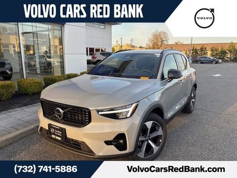 Used 2025 Volvo XC40 B5 Plus image 1