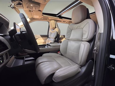 Used 2024 Lincoln Navigator L Reserve image 11