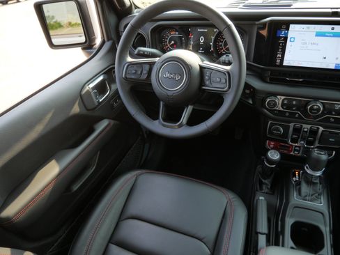 Used 2025 Jeep Wrangler Unlimited Rubicon AWD/4WD image 9