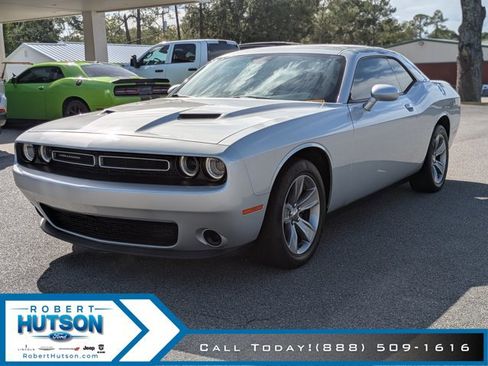 Used 2019 Dodge Challenger SXT image 2