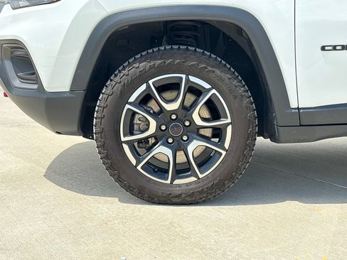 Used 2025 Jeep Compass Trailhawk AWD/4WD image 32