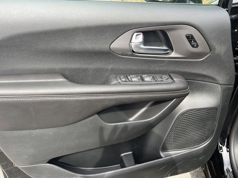 New 2026 Chrysler Pacifica Select FWD image 17