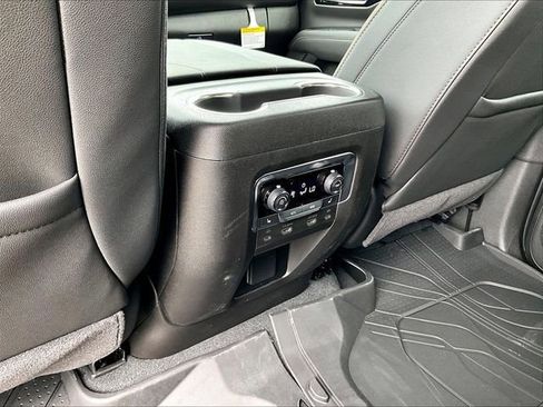 New 2026 Chevrolet Suburban Premier image 18