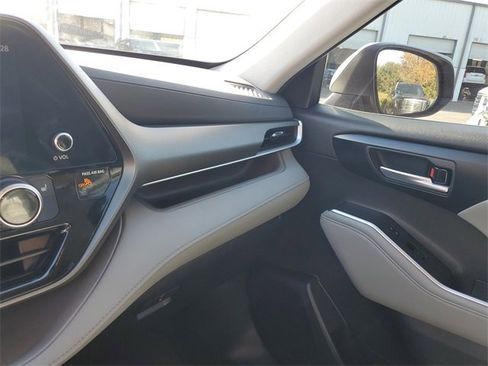 Used 2023 Toyota Highlander XLE image 25