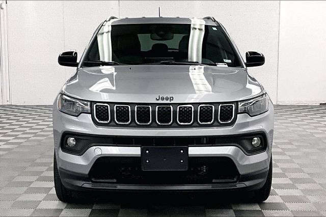 Used 2024 Jeep Compass Latitude AWD/4WD image 4