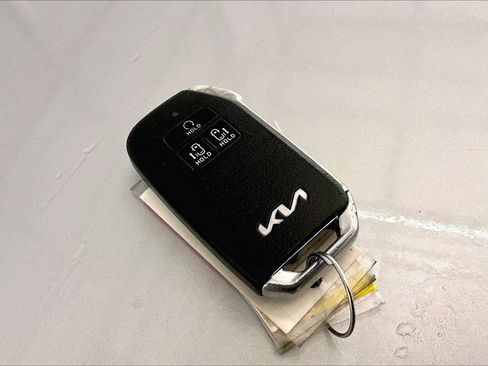 Used 2022 Kia Carnival LX image 9