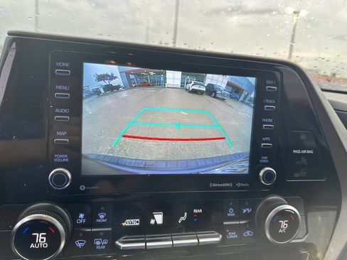 Used 2022 Toyota Highlander LE FWD image 7