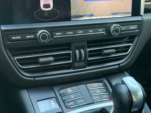 Used 2020 Porsche Macan S AWD/4WD image 25