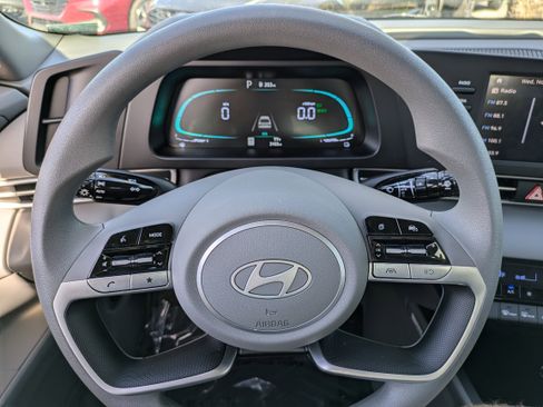 Used 2025 Hyundai Elantra Blue image 24