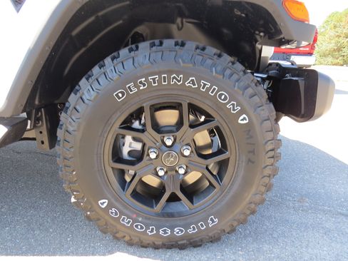 New 2025 Jeep Gladiator Sport image 10