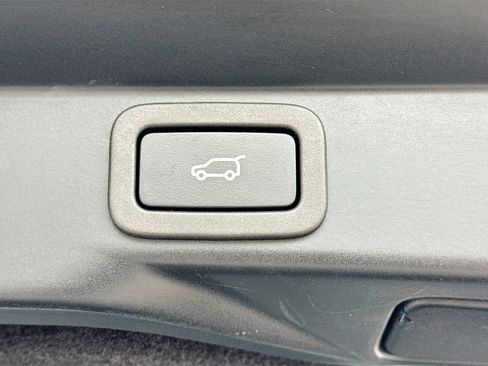 Used 2022 Land Rover Range Rover Sport SVR image 13