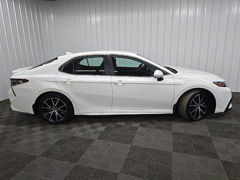 Used 2022 Toyota Camry SE image 2