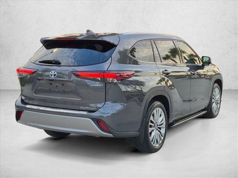 Used 2024 Toyota Highlander Platinum FWD image 5