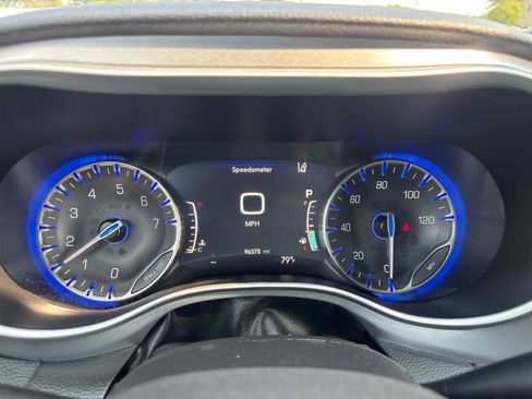 Used 2023 Chrysler Pacifica Touring FWD image 17
