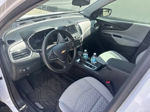 Used 2023 Chevrolet Equinox LS w/ LS Convenience Package FWD image 2