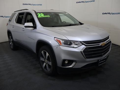 Used 2020 Chevrolet Traverse LT w/ LT Premium Package FWD image 3