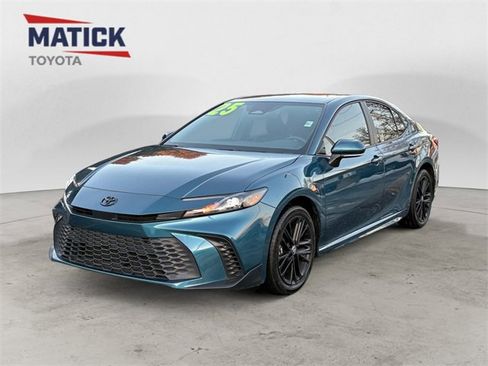 Used 2025 Toyota Camry SE image 3