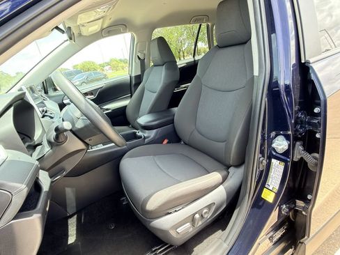 Used 2025 Toyota RAV4 XLE FWD image 25