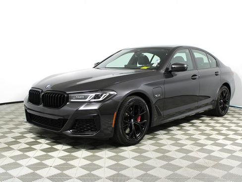 Used 2023 BMW 530e w/ M Sport Package image 3