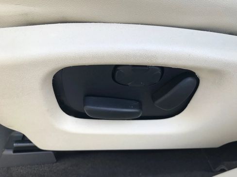 Used 2013 Lincoln MKS Sedan 4D image 14