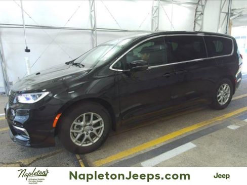 Used 2025 Chrysler Pacifica Select FWD image 1