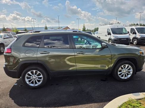 Used 2020 Jeep Cherokee Latitude w/ Advanced Safety Group AWD/4WD image 18