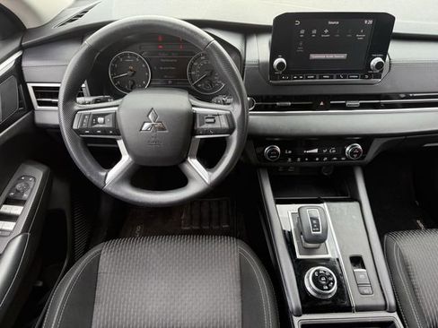 Used 2023 Mitsubishi Outlander ES AWD/4WD image 11