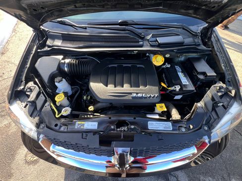 Used 2018 Dodge Grand Caravan SE w/ UConnect Hands-Free Group image 22