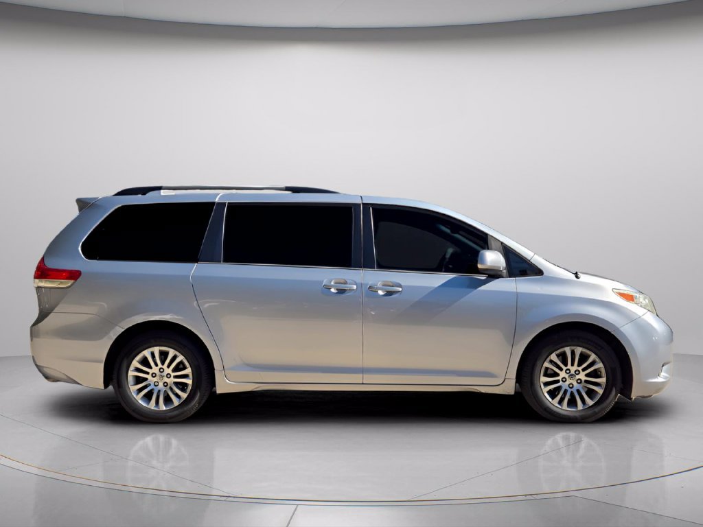 Used 2013 Toyota Sienna XLE FWD image 6