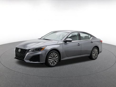 Used 2025 Nissan Altima 2.5 SV FWD image 3