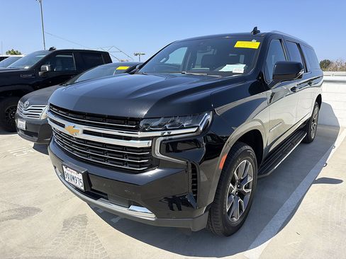 Used 2022 Chevrolet Suburban LT w/ LT Signature Package AWD/4WD image 2