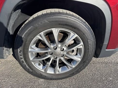 Used 2021 Jeep Cherokee Latitude Plus image 12