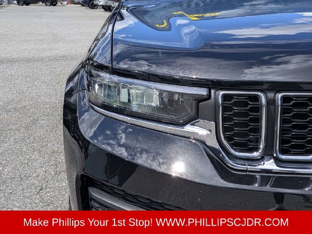 Used 2023 Jeep Grand Cherokee Laredo RWD image 9