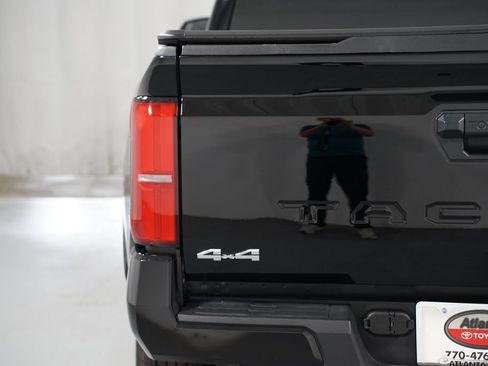 Certified 2025 Toyota Tacoma SR5 AWD/4WD image 10