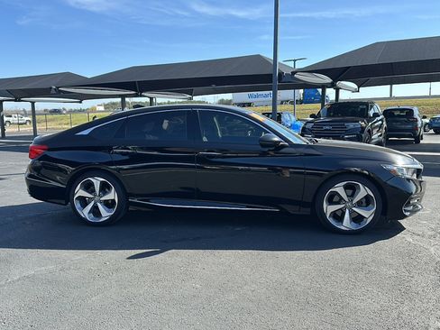 Used 2018 Honda Accord Touring image 9
