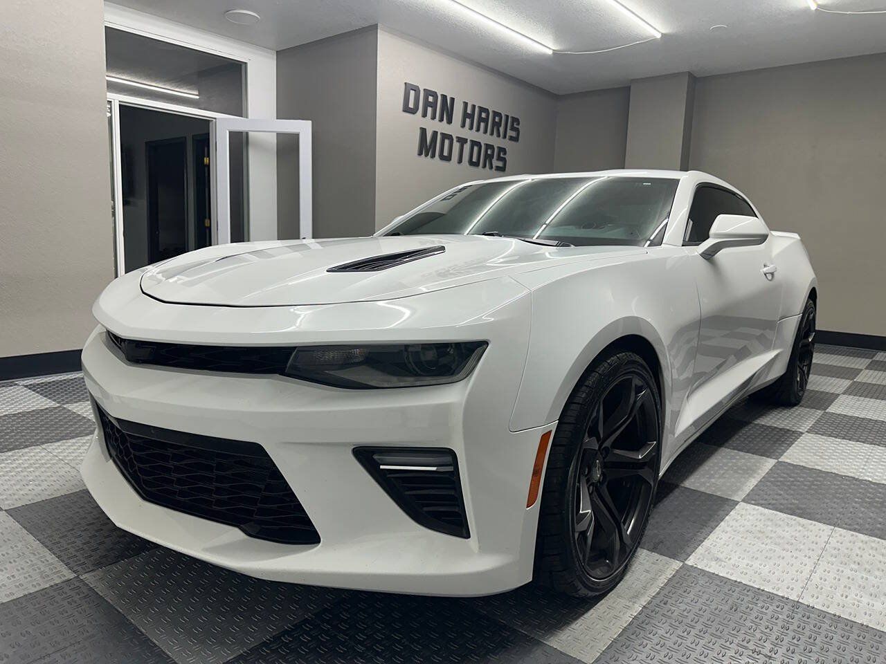 Used 2017 Chevrolet Camaro SS RWD image 4