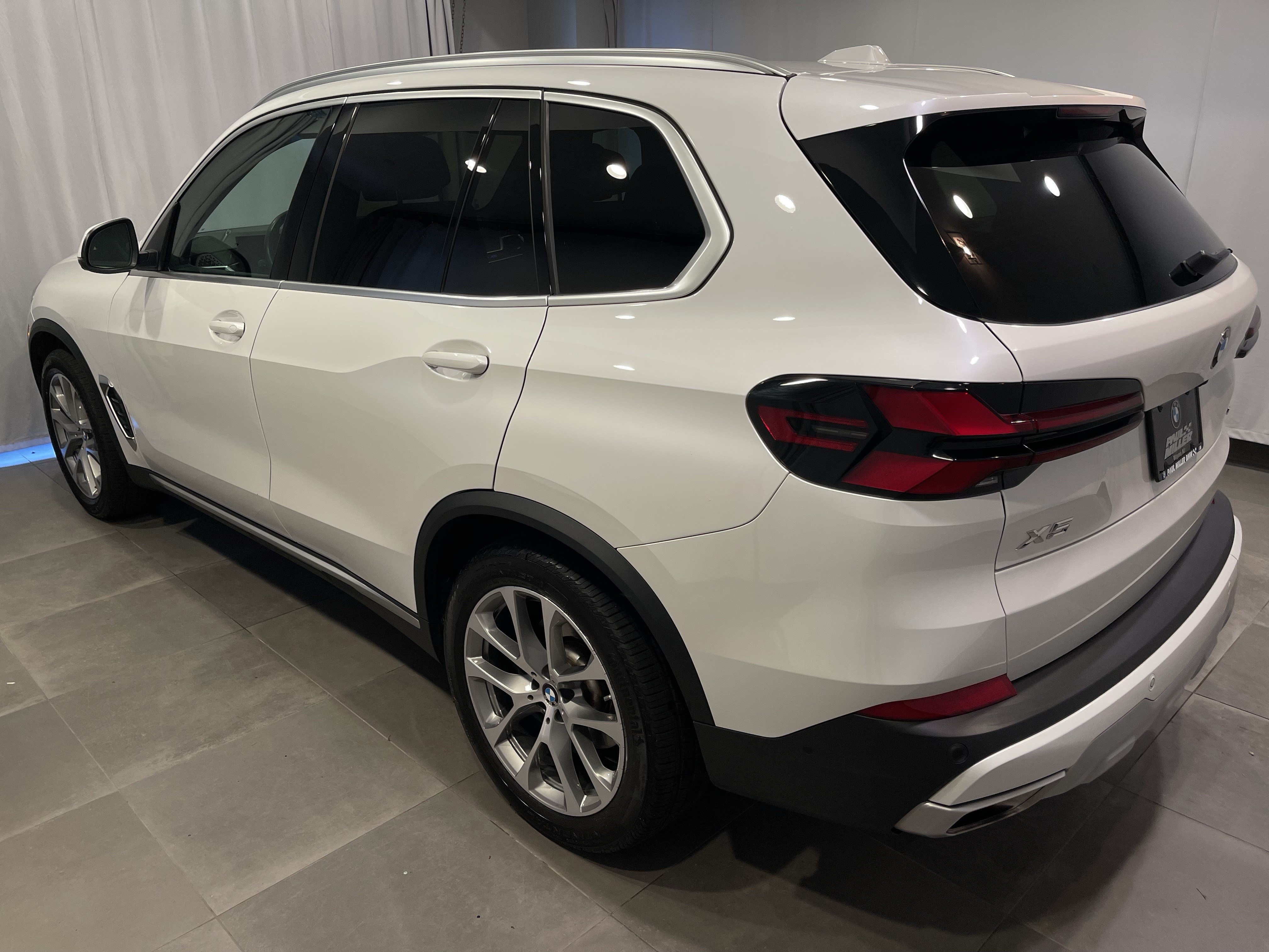 Certified 2024 BMW X5 xDrive40i w/ Parking Assistance Package AWD/4WD image 4