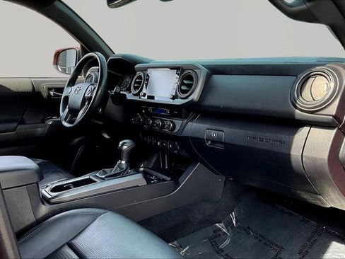 Used 2022 Toyota Tacoma TRD Sport w/ TRD Premium Sport Package AWD/4WD image 25