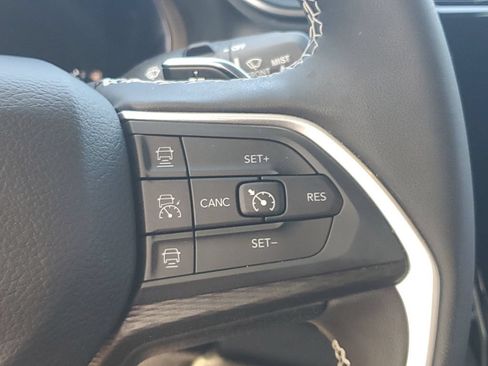 Used 2025 Jeep Grand Cherokee Laredo w/ Luxury Tech Group I RWD image 27