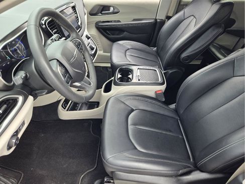 Used 2024 Chrysler Pacifica Touring-L FWD image 9