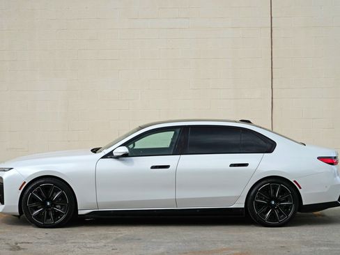 Used 2023 BMW i7 xDrive60 w/ Executive Package 2 AWD/4WD image 61