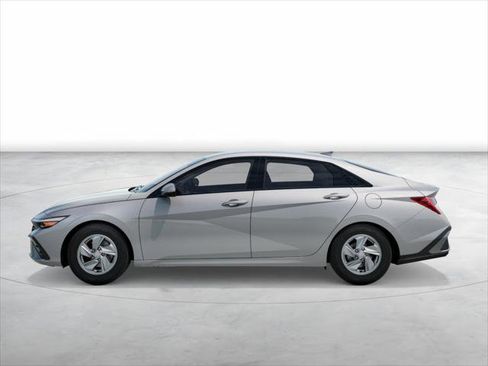 New 2026 Hyundai Elantra SE image 3